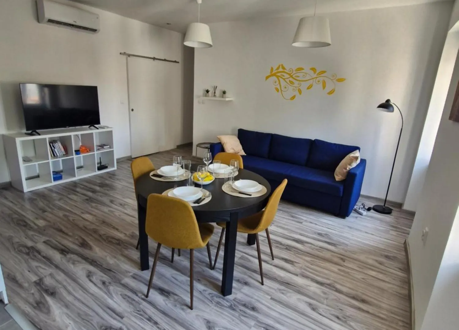 Yellow Apartment PUY
